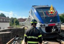 Treno regionale esce dai binari nel Fiorentino, evacuati i passeggeri: nessun ferito