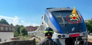 Treno regionale esce dai binari nel Fiorentino, evacuati i passeggeri: nessun ferito