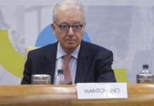 Truffa su Whatsapp, falsi messaggi attribuiti a Mantovano: la nota di Palazzo Chigi