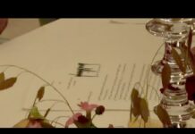 Trump firma l’accordo Iran-Usa alla cena di Versailles. Macron: “Bravo” – Video
