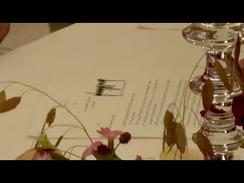 Trump firma l’accordo Iran-Usa alla cena di Versailles. Macron: “Bravo” – Video