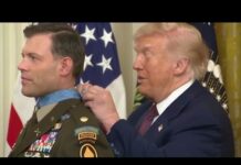 Trump, la medaglia è una ‘trappola’: il presidente in difficoltà nella cerimonia