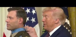 Trump, la medaglia è una ‘trappola’: il presidente in difficoltà nella cerimonia