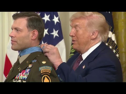 Trump, la medaglia è una ‘trappola’: il presidente in difficoltà nella cerimonia