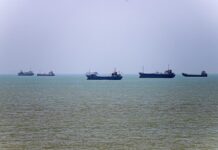 Usa-Iran, resta nodo Hormuz. Trump: “Nessun pedaggio durante e dopo cessate il fuoco”. Oggi colloqui in Svizzera