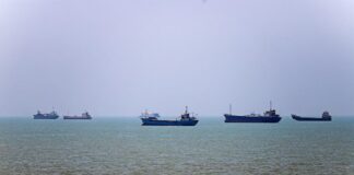 Usa-Iran, resta nodo Hormuz. Trump: “Nessun pedaggio durante e dopo cessate il fuoco”. Oggi colloqui in Svizzera