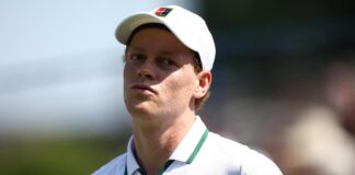 Wimbledon, Sinner colpisce la sedia dell’arbitro e… ride