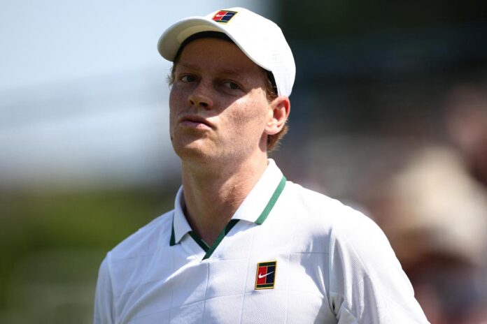 Wimbledon, Sinner colpisce la sedia dell’arbitro e… ride