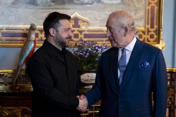 Zelensky vuole invitare re Carlo in Ucraina: “Lo amiamo molto”