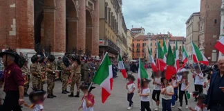 Vicenza, bambini come bersaglieri per il 2 giugno, Rifondazione: “Fuori luogo”. Altra caduta di stile dopo Festival Italia-America bambini 2 giugno vicenza bersaglieri