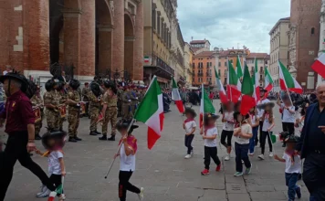 Vicenza, bambini come bersaglieri per il 2 giugno, Rifondazione: “Fuori luogo”. Altra caduta di stile dopo Festival Italia-America bambini 2 giugno vicenza bersaglieri
