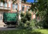 Cade enorme ramo nel cortile di una scuola a Vicenza: edificio interdetto e verifiche in corso caduta ramo albero bagolareo scuola zanella vicenza