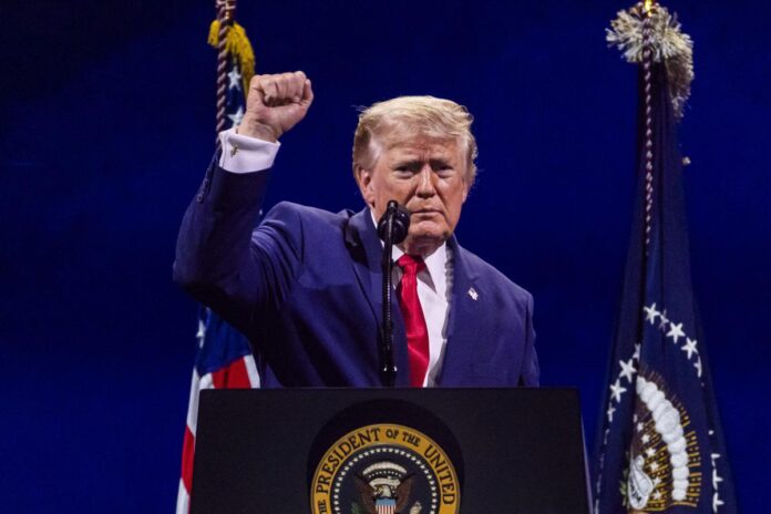 4 luglio, Trump: “Il sogno americano è tornato, non saremo mai un Paese comunista”