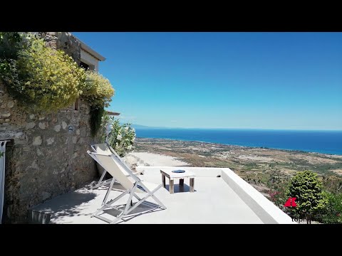 Airbnb, Monica torna in Calabria e apre al mondo un borgo affacciato sullo Ionio