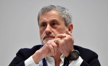 Alemanno denuncia aggressione a Roma: “Circondato da attivisti di sinistra, calci all’auto e sputi”