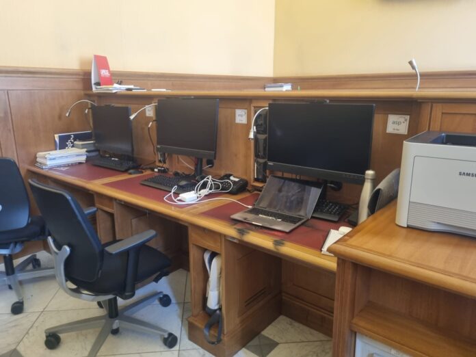 Alla Camera prende fuoco il notebook di un giornalista, fumo in sala stampa e vigili del fuoco in azione