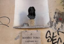 Anna Magnani torna a Trastevere, busto ricollocato nella nicchia di via della Pelliccia