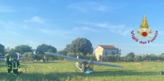 Arezzo, ultraleggero precipita a Castiglion Fiorentino: morto pilota