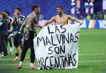 Argentina-Inghilterra, Lo Celso e Otamendi con striscione per Malvinas: rischio squalifica
