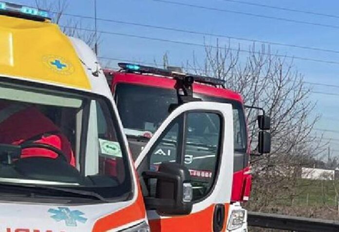 Auto fuori strada nel Mantovano, morto 38enne: gravi i figli di 5 e 10 anni