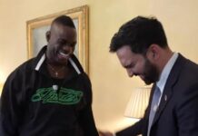 Balotelli a New York dal sindaco Mamdani, stretta di mano e maglia del Ghana in dono