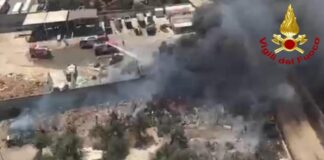 Bari, vasto incendio al campo rom: baracche distrutte, 80 evacuati