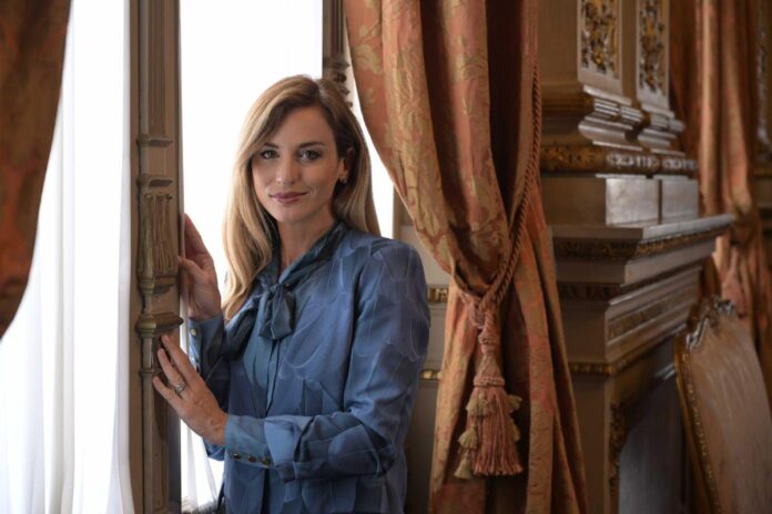 Beatrice Venezi, l’annuncio: “Torno a dirigere in Russia, la Fenice è il passato: ho già pagato abbastanza”