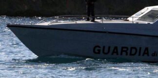 Bimba si tuffa da catamarano e si ferisce alla testa, salvata nelle acque davanti a Palmarola