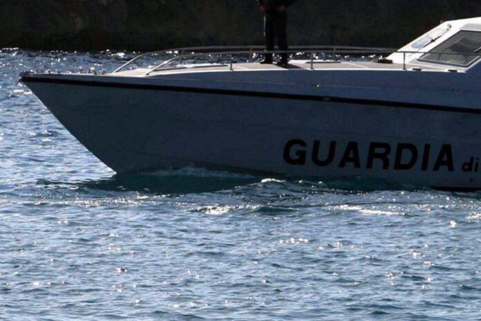 Bimba si tuffa da catamarano e si ferisce alla testa, salvata nelle acque davanti a Palmarola