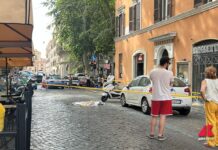 Cade dal terrazzo della casa a Trastevere, morto l’attore Pippo Di Marca