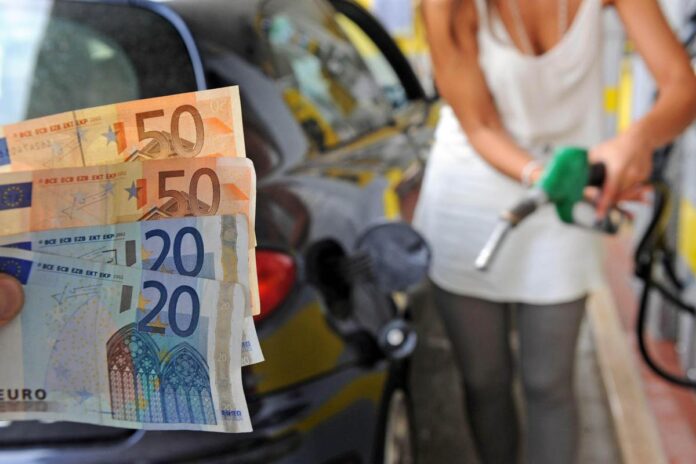 Caro carburanti, caccia alle risorse: extra-gettito Iva non risolverebbe nodo coperture