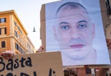 Caso Fakir, parla l’uomo che aiutò gli agenti a trattenerlo a terra: “Vivo recluso per le minacce”