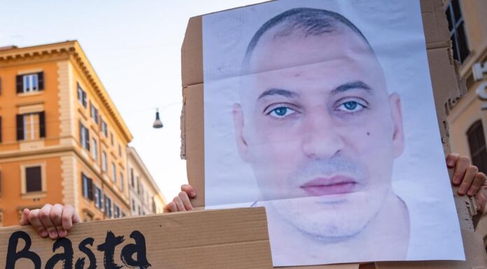 Caso Fakir, parla l’uomo che aiutò gli agenti a trattenerlo a terra: “Vivo recluso per le minacce”