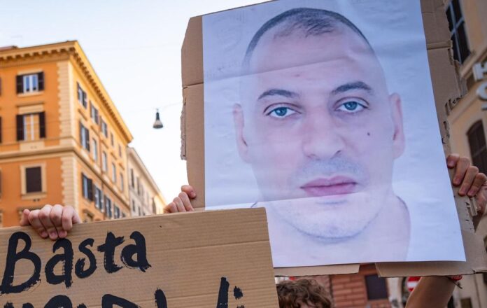 Caso Fakir, parla l’uomo che aiutò gli agenti a trattenerlo a terra: “Vivo recluso per le minacce”