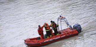 Como, si tuffa nel lago e non riemerge: recuperato senza vita corpo del turista 21enne