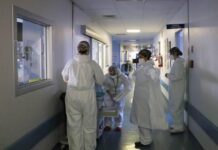 Covid, medici radiati vengono reintegrati. Burioni e Bassetti: “Vergogna”