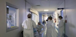 Covid, medici radiati vengono reintegrati. Burioni e Bassetti: “Vergogna”