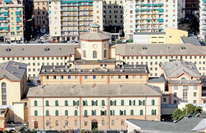 Detenuto sale sul tetto, la protesta nel carcere Marassi di Genova