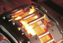 Dischi freno surriscaldati – come riconoscerli in tempo Dischi freno surriscaldati con pinza incandescente e fiamme visibili durante un test estremo di frenata