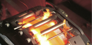 Dischi freno surriscaldati – come riconoscerli in tempo Dischi freno surriscaldati con pinza incandescente e fiamme visibili durante un test estremo di frenata