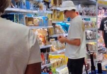 Dopo il trionfo a Wimbledon Sinner si rilassa in Sardegna e fa la spesa al discount