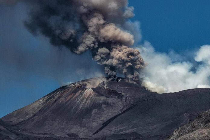 Eruzione Etna, sospesi fino alle 17 i voli in arrivo all’aeroporto di Catania