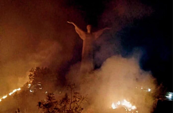 Fiamme lambiscono statua Cristo a Maratea. Bardi: ”Attacco a simbolo Basilicata nel mondo, punire responsabili dello scempio”