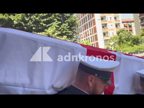 Funerali dell’agente Francesco Imprezzabile, applausi e commozione sulle note di ‘Hallelujah’