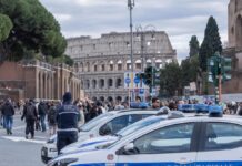 Fuochi d’artificio al Colosseo, agenti aggrediti: un arresto e una denuncia