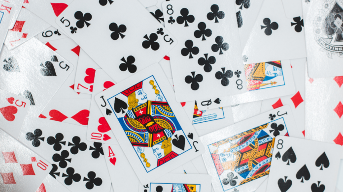 Giochi di carte (fonte Editor di Canva) Giochi di carte (fonte Editor di Canva)