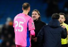 Il portiere finge infortunio? La squadra resta in 10 per 1 minuto, la nuova regola inglese