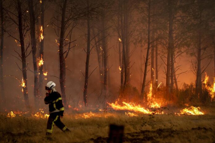 Incendi “mostruosi” in Francia e Spagna, oltre 325mila evacuati. In arrivo ondata di caldo ancora più intensa