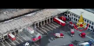 Incendio al deposito Bartolini, la nube nera avvolge Milano – Video