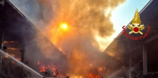 Incendio all’isola ecologica di Novate Milanese, un ferito